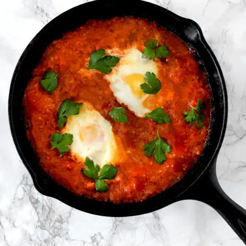 Birdseye view of authentic Israeli shakshuka