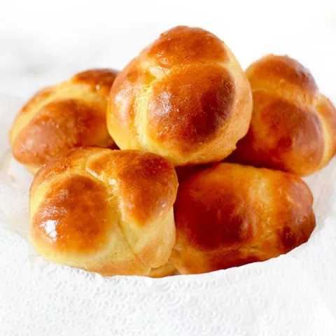 cloverleaf rolls in a bowl with a napkin